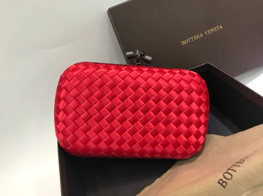 The latest and most popular Knot clutch from the 8651 counter is made of exquisite Japanese silk fabric with snakeskin piping. It looks elegant when worn cross-body or in the hand. It can also be carried by petite girls and can hold 2 iPhone X phones. Size: 20cm*12cm